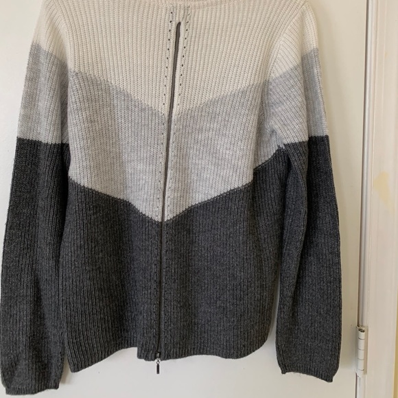 Gray & white sweater - Picture 3 of 3
